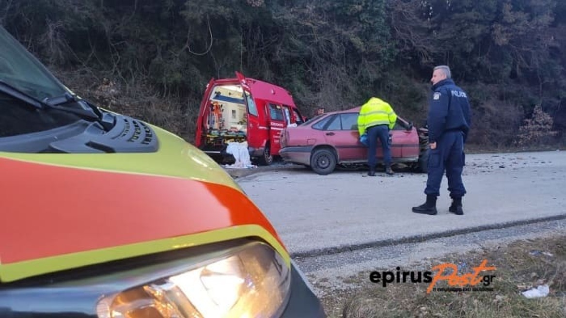 Ιωάννινα: Δύο νεκροί μετά από σφοδρή σύγκρουση ΙΧ με ασθενοφόρο - Δείτε φωτογραφίες