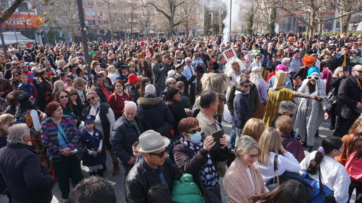 Τα «μπουλούκια» βγήκαν στη Λάρισα - Χιλιάδες κόσμου στο αποκριάτικο ξεφάντωμα (Βίντεο)