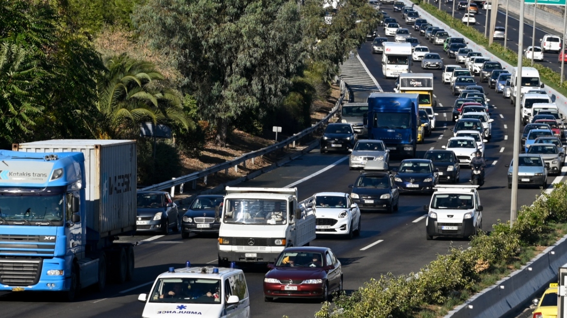 Εθνική οδός Αθηνών-Λαμίας: Τροχαίο προκάλεσε μποτιλιάρισμα ενός χιλιομέτρου κατά την έξοδο των εκδρομέων - Δείτε βίντεο