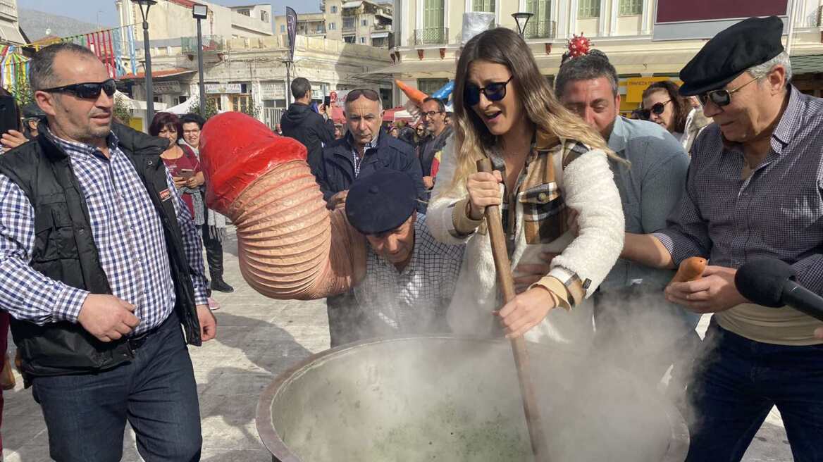 Τύρναβος - «Μπουρανί»: Γιορτάστηκε το διονυσιακό έθιμο του... φαλλού της Καθαράς Δευτέρας - Δείτε βίντεο