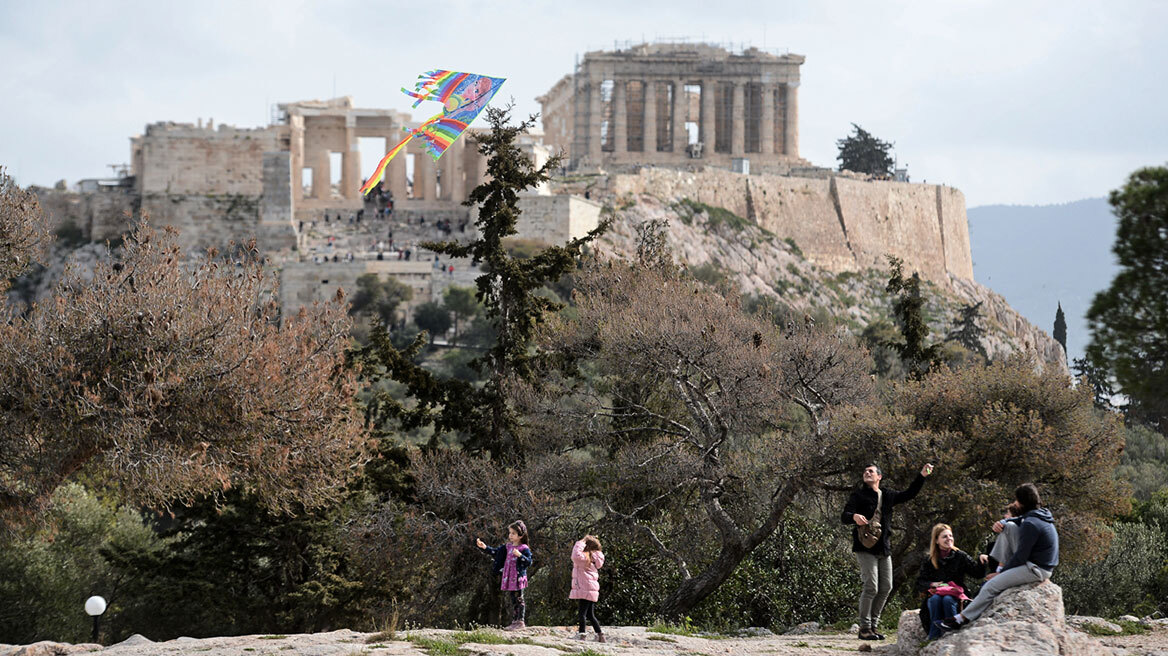 Καθαρά Δευτέρα: Στον λόφο του Φιλοπάππου οι Αθηναίοι για να γιορτάσουν τα Κούλουμα