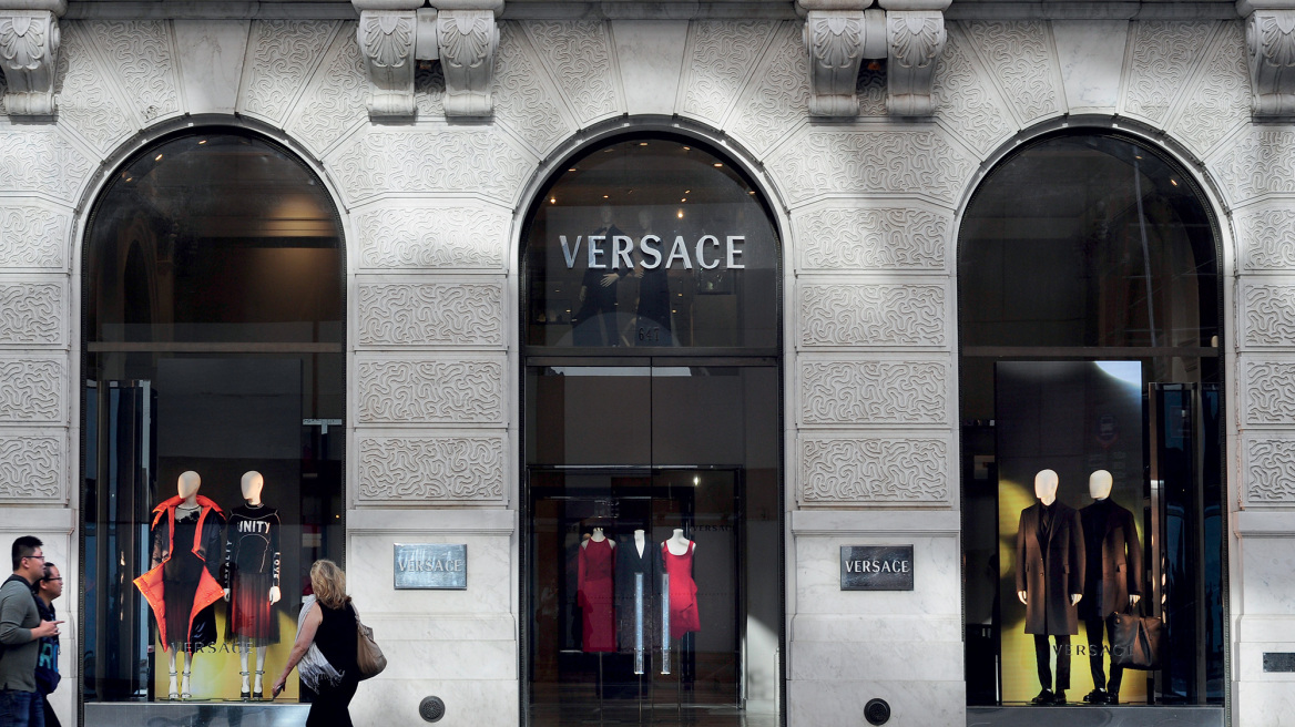 Mega deal στον τομέα luxury: Άλλαξε χέρια η μητρική της Versace έναντι $8,5 δισ.