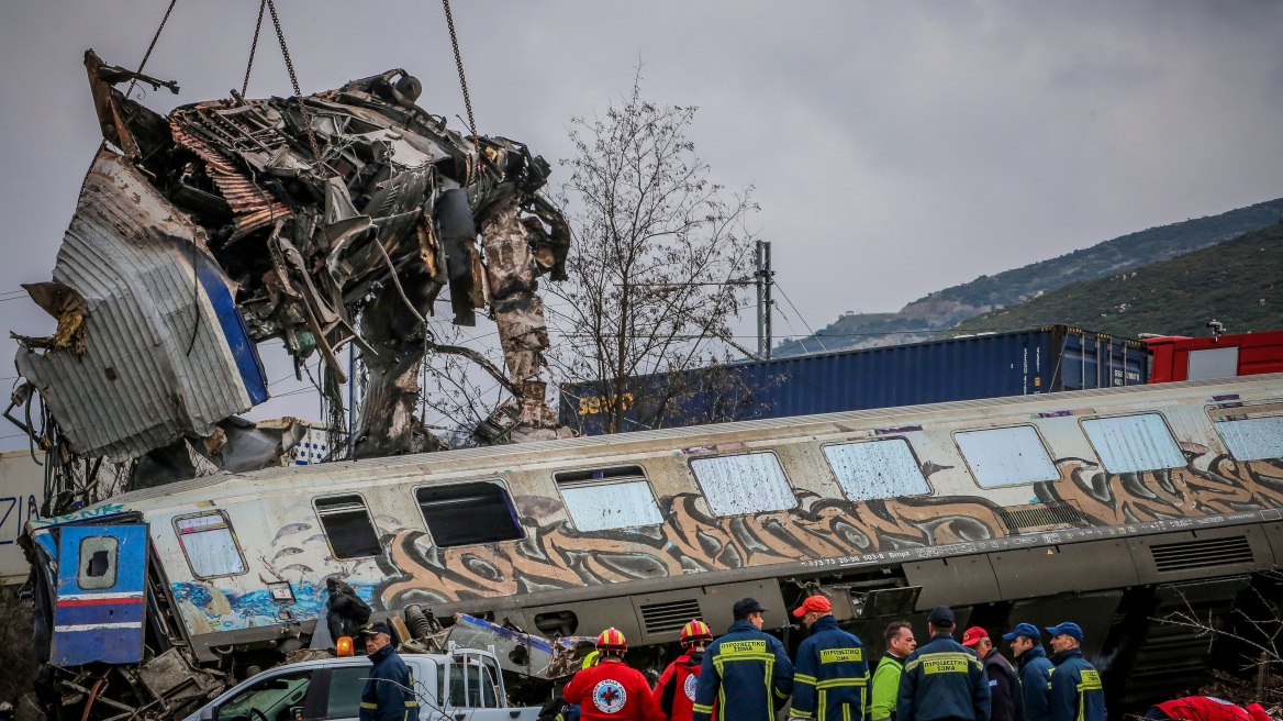 Σύγκρουση τρένων: Τιτάνιες οι προσπάθειες των σωστικών συνεργείων για να ανασύρουν ανθρώπους από τα συντρίμμια