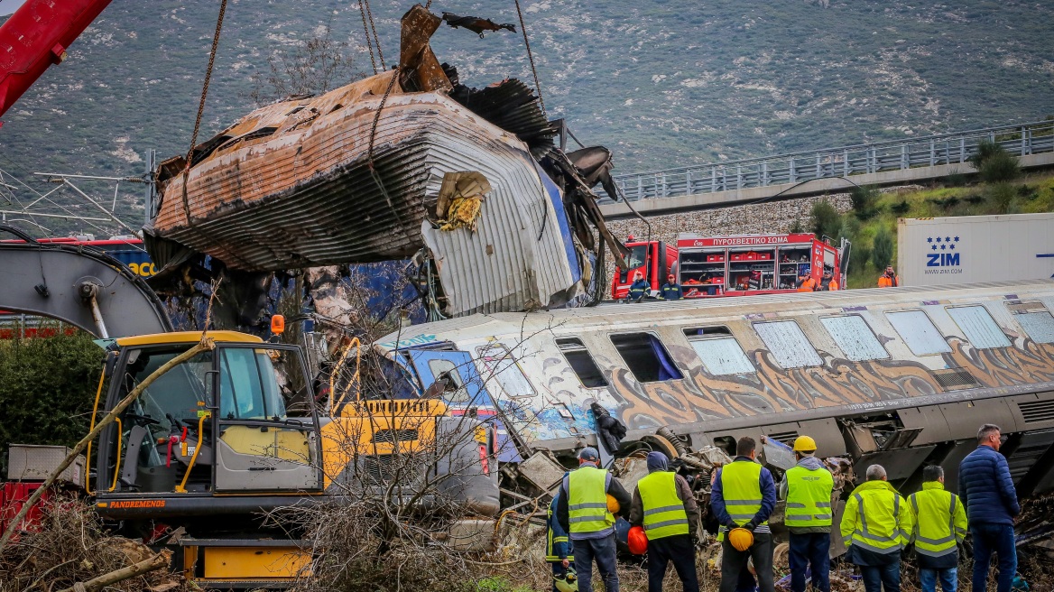 Σύγκρουση τρένων: «To πιο θανατηφόρο σιδηροδρομικό δυστύχημα στην ιστορία της Ελλάδας», γράφει η Le Figaro