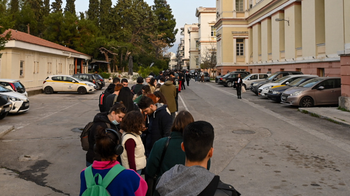 Σύγκρουση τρένων στα Τέμπη: Ουρές για αιμοδοσία στο «Ελπίς», ανοιχτό ως τις 20:30 το Κοργιαλένειο