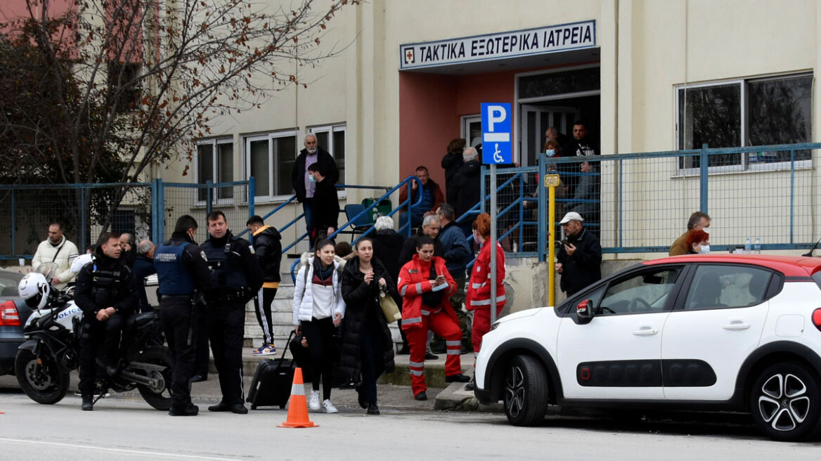 Σύγκρουση τρένων: Δραματικές στιγμές έξω από το Γενικό Νοσοκομείο Λάρισας για τους συγγενείς θυμάτων