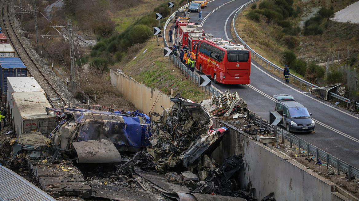 Σύγκρουση τρένων στη Λάρισα - Βίντεο του BBC: Δεν υπάρχει καμία ελπίδα για εκείνους που έχουν παγιδευτεί