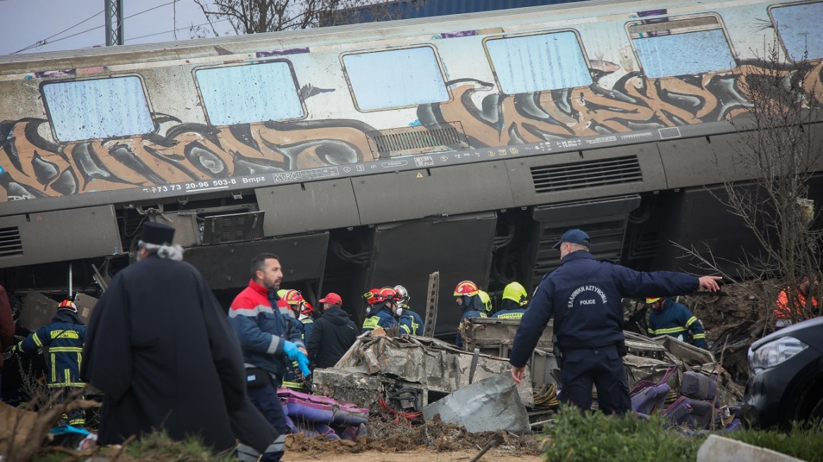 Σύγκρουση τρένων στη Λάρισα: «Ξεπερνά την ανθρώπινη φαντασία», λέει ο πρόεδρος εργαζομένων του ΕΚΑΒ