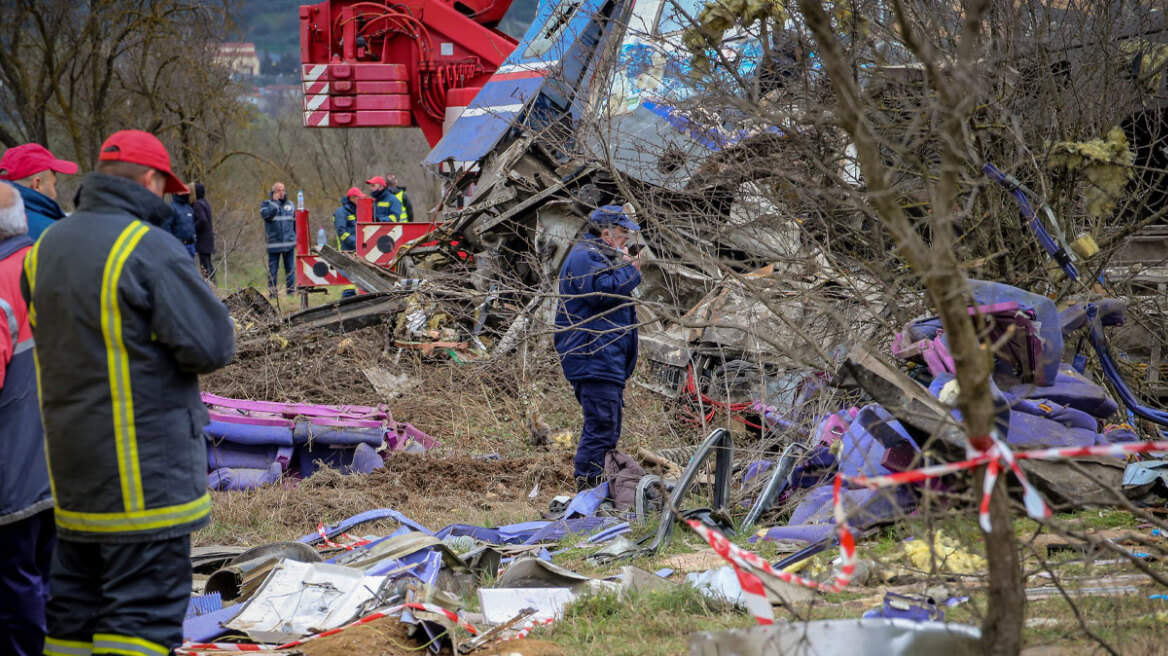 Σύγκρουση τρένων στη Λάρισα - Κυβερνητικές πηγές: Ασχολούμαστε μόνο με την τραγωδία τώρα, όχι με τις εκλογές