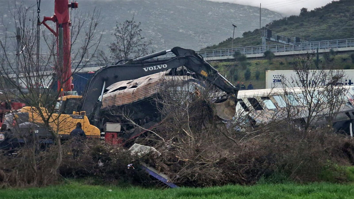 Σύγκρουση τρένων: Φόβοι για αύξηση του αριθμού των νεκρών στη Λάρισα