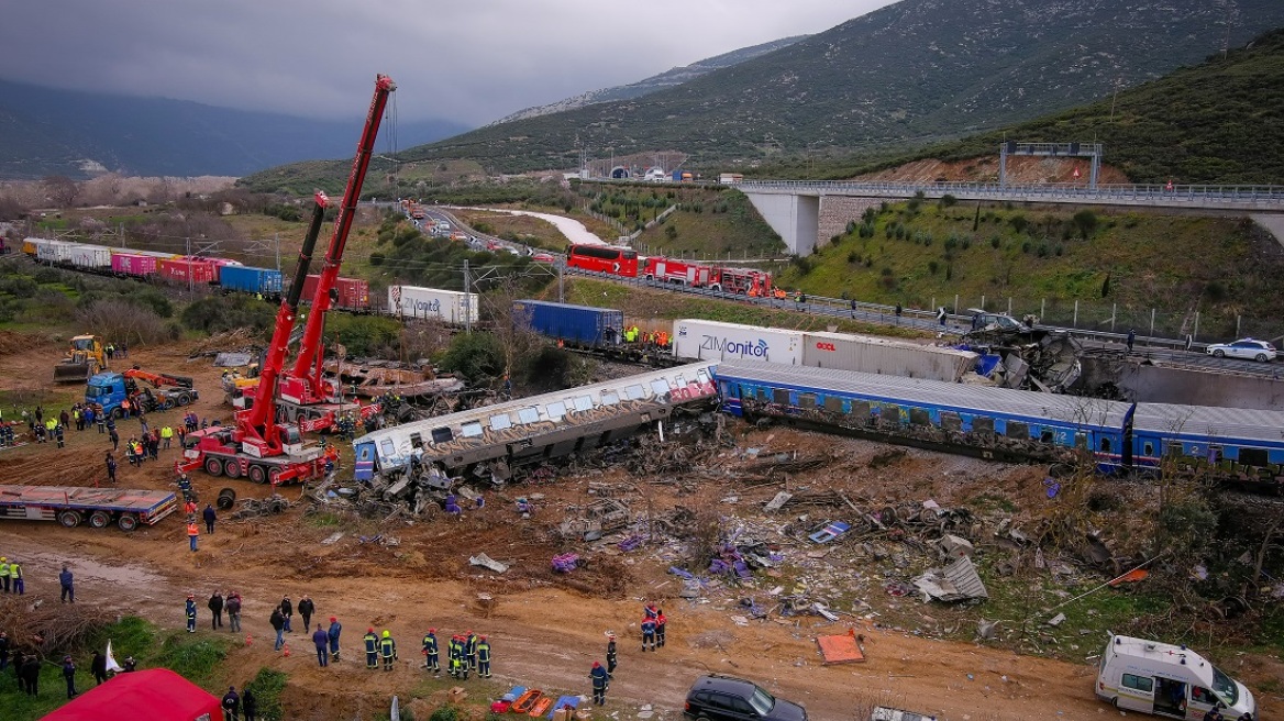 Σύγκρουση τρένων στη Λάρισα: «Ήταν μια κόλαση επί γης, μύριζε θάνατο», δηλώνει 20χρονος επιζών