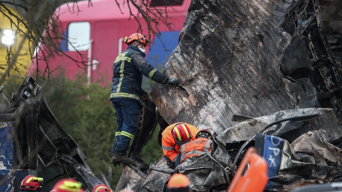  Σύγκρουση τρένων στη Λάρισα: «Δεν έχω ελπίδα, δεν πιστεύω σε θαύματα» λέει πατέρας που ψάχνει τον γιο του