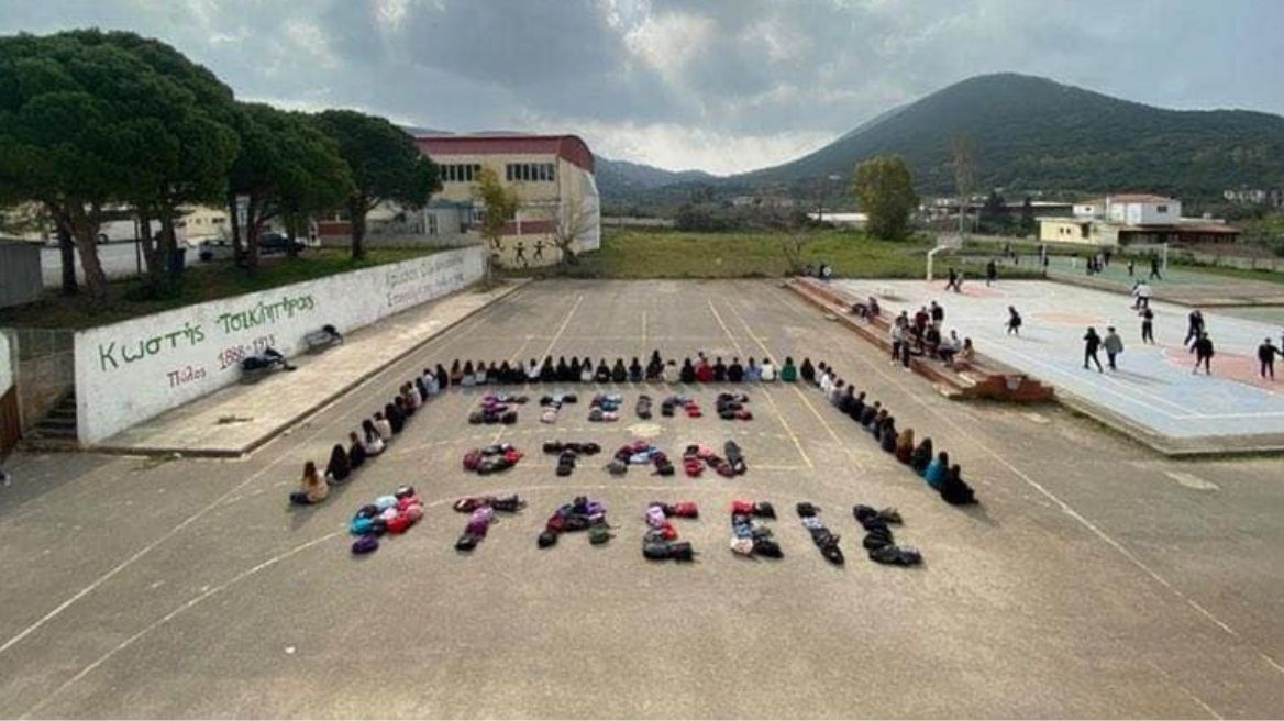 Σύγκρουση τρένων: Μαθητές σχολείων έγραψαν με τις τσάντες τους «Πάρε όταν φτάσεις»