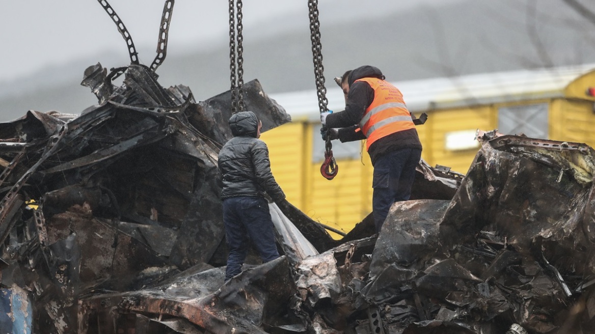 Σύγκρουση τρένων: Εντοπίστηκαν φιάλες υγραερίου στα συντρίμμια του Intercity στα Τέμπη