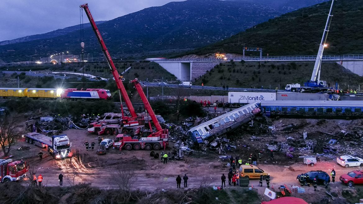 Σύγκρουση τρένων: Ο σταθμάρχης είχε ειδοποιηθεί 17 λεπτά πριν την τραγωδία ότι ερχόταν η εμπορική αμαξοστοιχία 