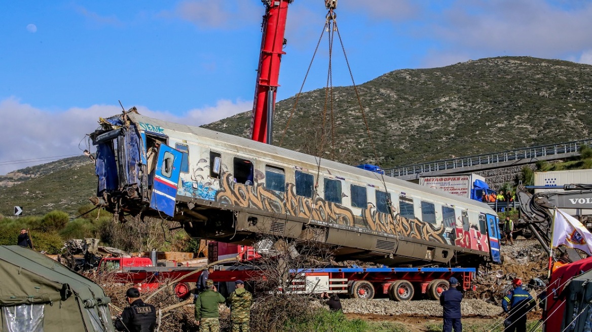 Σύγκρουση τρένων στη Λάρισα: «Είδα ακρωτηριασμούς, νεκρούς, τραυματίες, αίματα παντού», λέει επιζήσασα