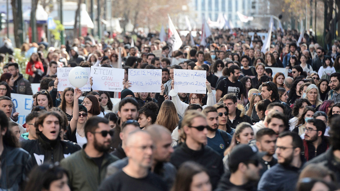 Σύγκρουση τρένων στη Λάρισα: Μαθητές από όλη την Ελλάδα στους δρόμους για την τραγωδία στα Τέμπη