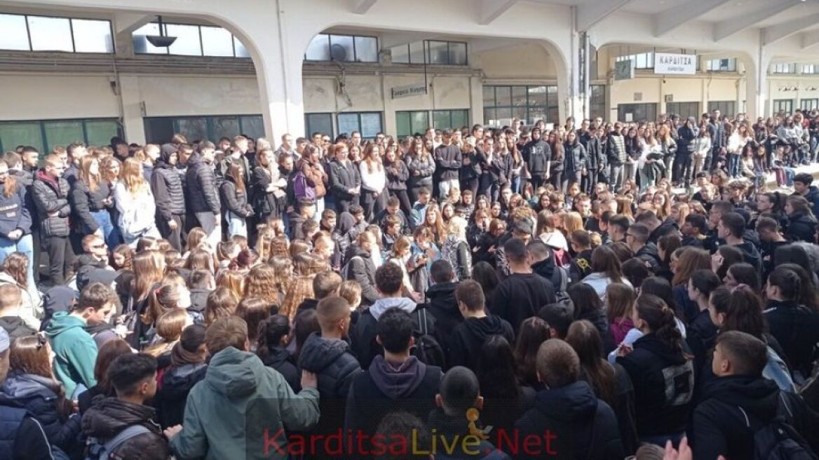 Σύγκρουση τρένων: Σε κλίμα συγκίνησης η κινητοποίηση μαθητών στην Καρδίτσα - Παρούσα μητέρα θύματος