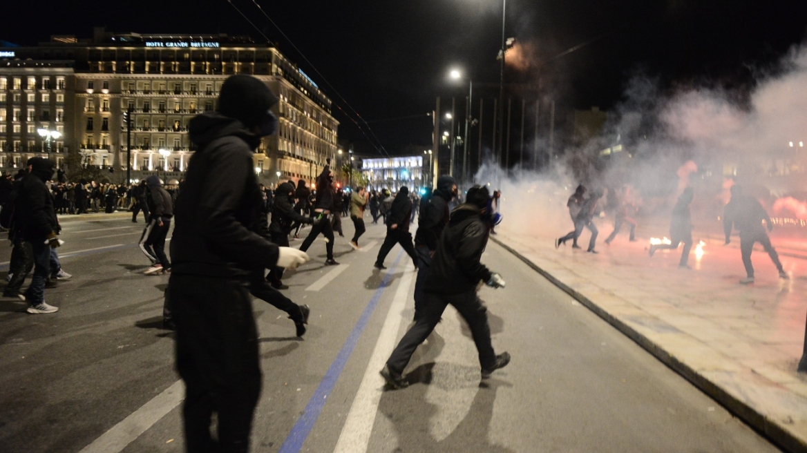 Τραγωδία στα Τέμπη: Κουκουλοφόροι τα έσπασαν στο Σύνταγμα μετά τη σιωπηρή διαμαρτυρία - Δείτε βίντεο και φωτογραφίες