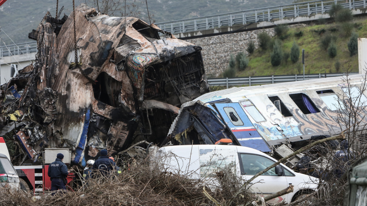 Τραγωδία στα Τέμπη: Σε τροχιά σύγκρουσης επί 16 λεπτά τα δύο τρένα - Γιατί ο σταθμάρχης δεν κατάλαβε ποτέ το λάθος του