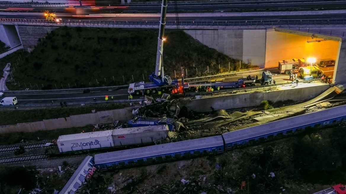 Σύγκρουση τρένων στη Λάρισα: «Η εμπορική αμαξοστοιχία μετέφερε παράνομο φορτίο», λέει δικηγόρος