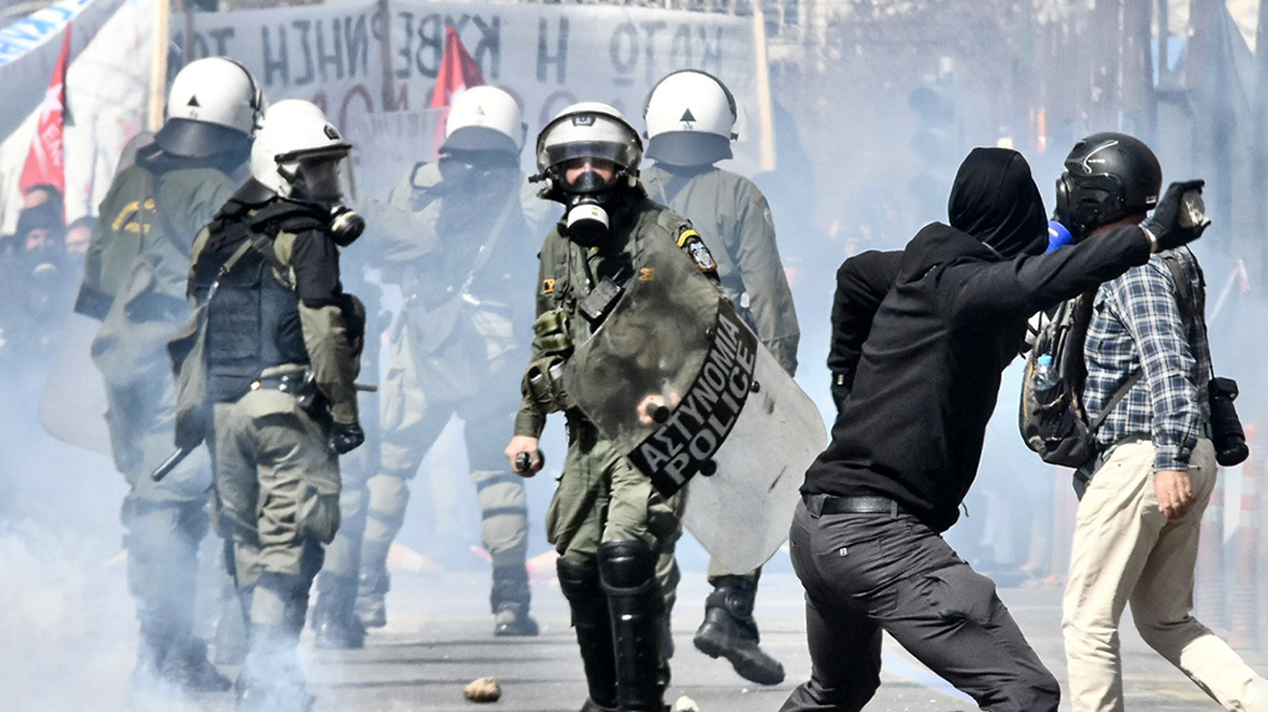 Σύγκρουση τρένων στη Λάρισα: Άρχισαν τα ίδια μετά από χρόνια - Τα έσπασαν στο Σύνταγμα, δείτε βίντεο