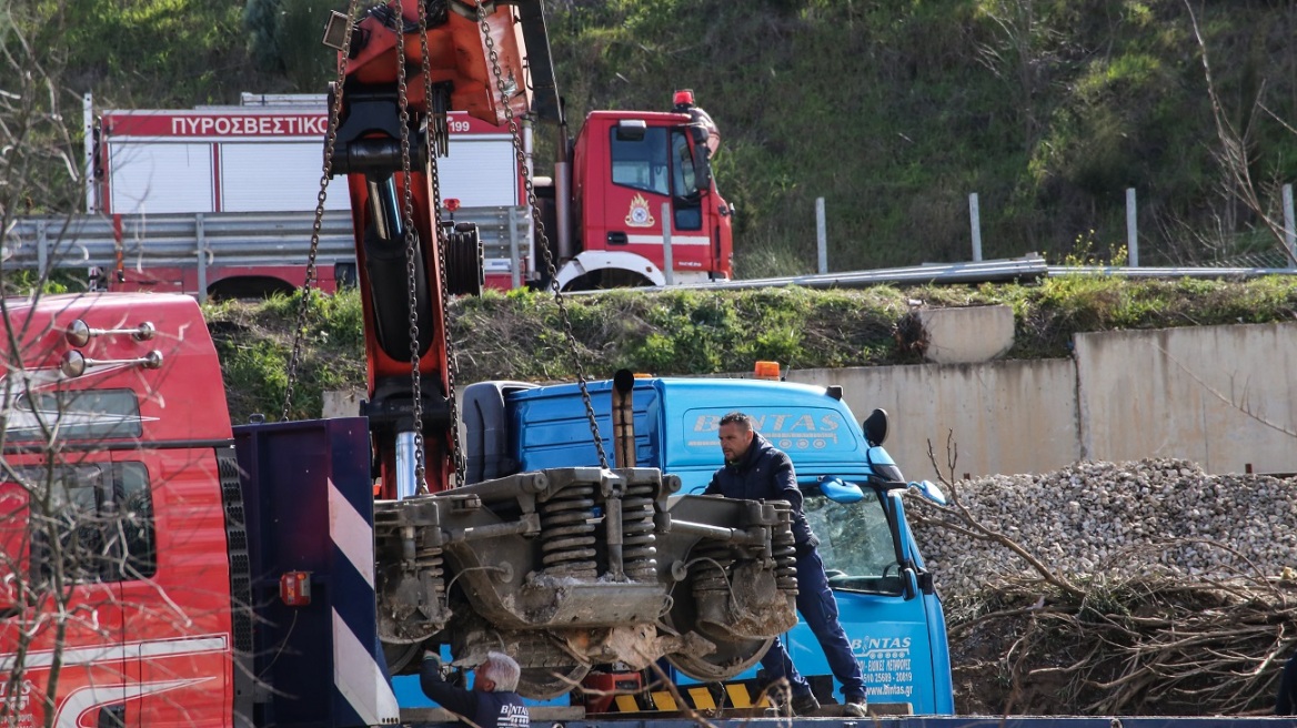 Σύγκρουση τρένων στη Λάρισα: Απομακρύνθηκε από το σημείο της τραγωδίας και το πέμπτο βαγόνι