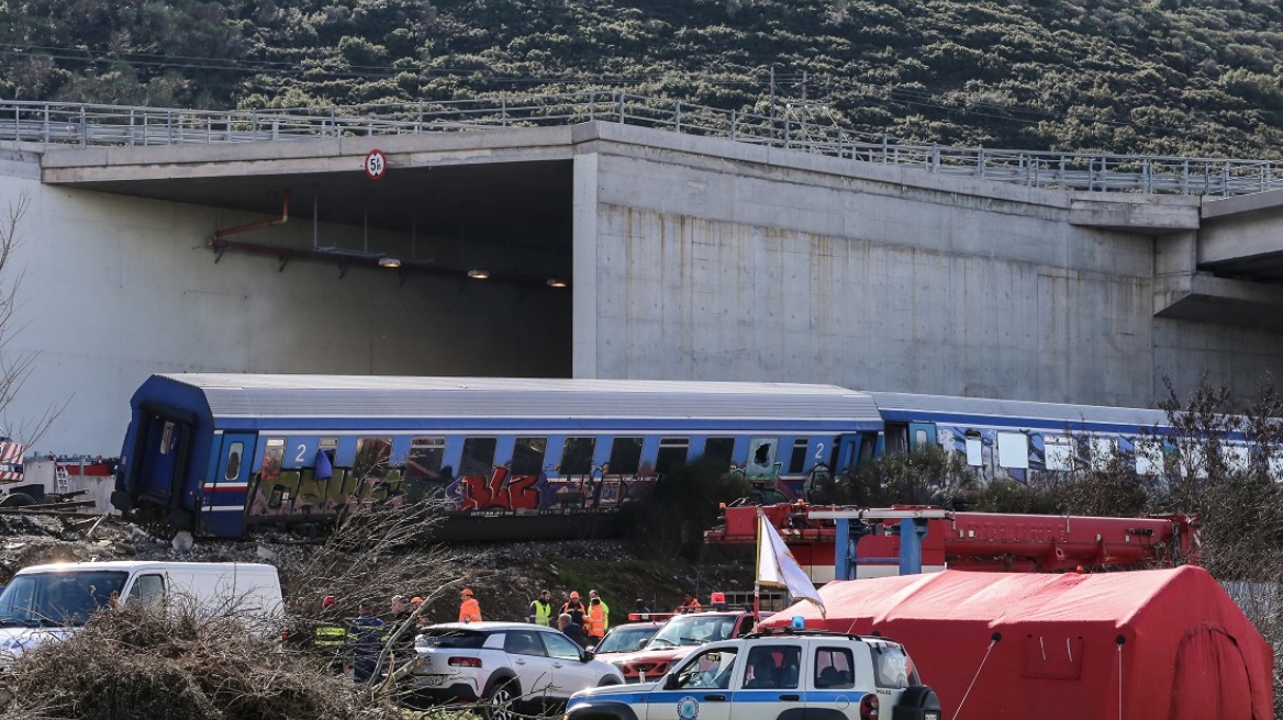 Σύγκρουση τρένων στη Λάρισα: Όποιο ασθενοφόρο έφτανε στα επείγοντα έφερνε μόνο νεκρούς