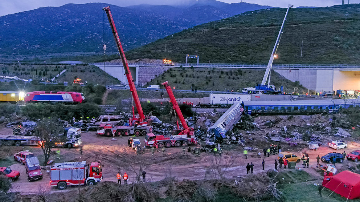 Σύγκρουση τρένων στη Λάρισα: Ακόμη δεν έχουν ταυτοποιηθεί δύο από τους 57 νεκρούς