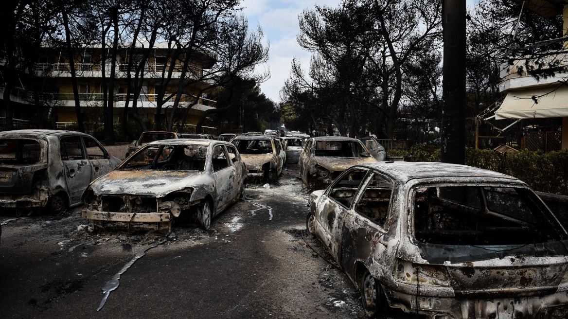 Συγγενείς θυμάτων στο Μάτι λένε ότι «υπάρχουν αταυτοποίητα τμήματα σορών» σε ομαδικό τάφο στο κοιμητήριο της Νέας Μάκρης