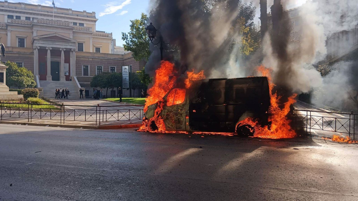 Απεργία σήμερα: Κουκουλοφόροι έκαψαν όχημα μπροστά από την παλιά Βουλή - Δείτε βίντεο και φωτογραφίες