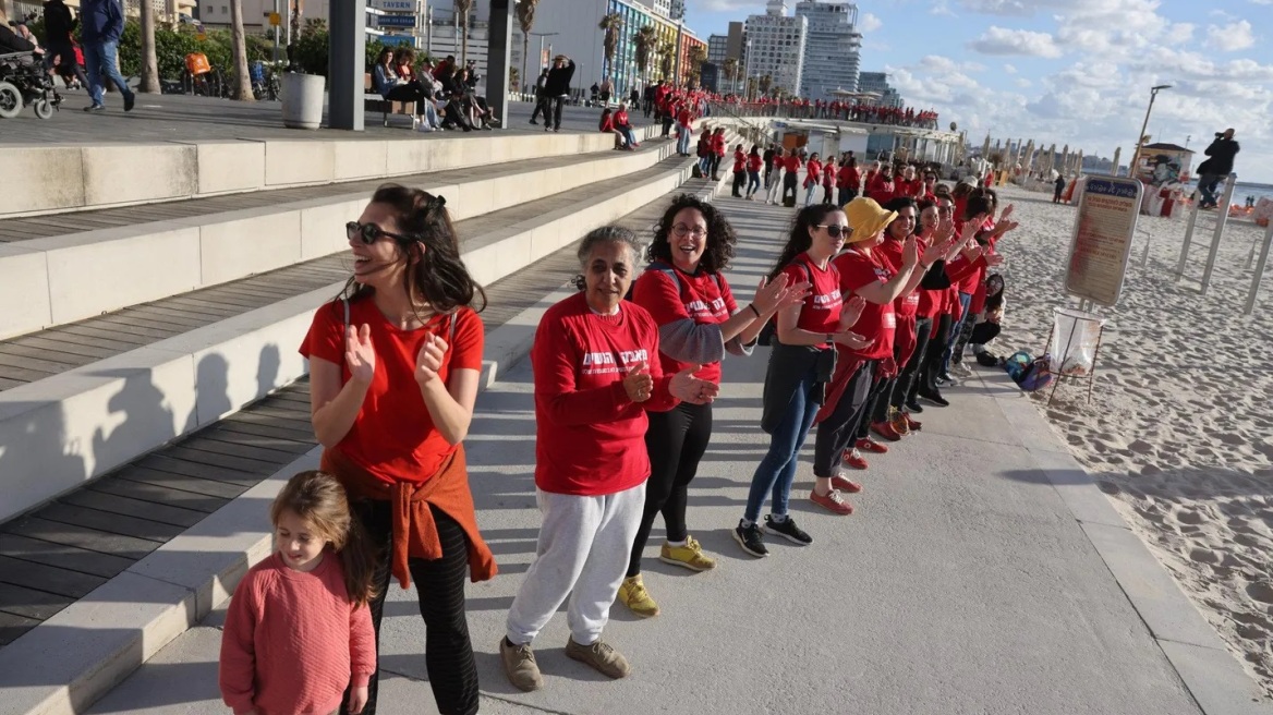 Ισραήλ: Ανθρώπινες αλυσίδες από χιλιάδες γυναίκες κατά του νομοσχεδίου για τη Δικαιοσύνη