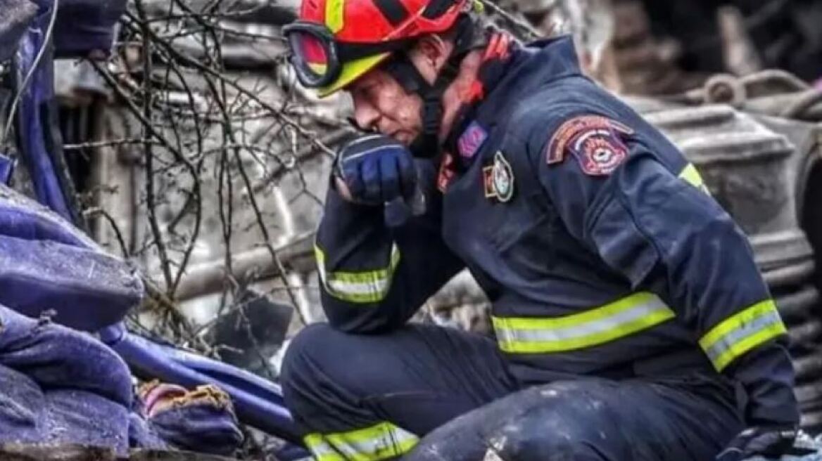 Σύγκρουση τρένων - Διασώστης ΕΜΑΚ Παπαγιαννάκης: Βρήκα στα συντρίμμια καλλυντικά με αίμα, εξωπραγματική κατάσταση