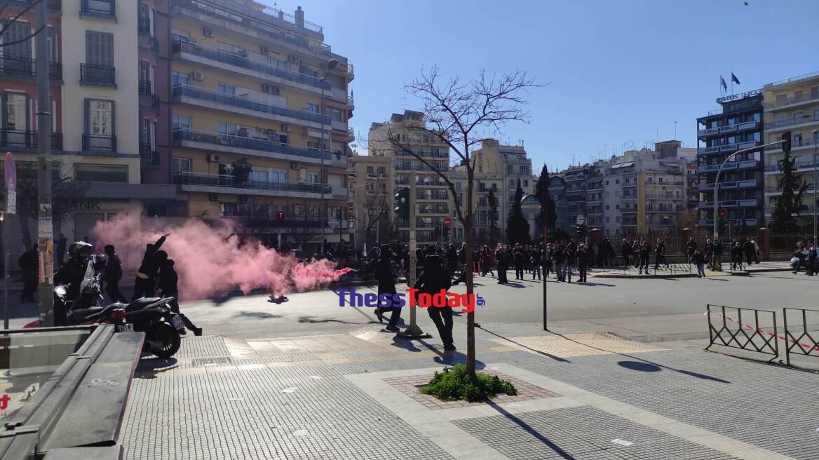 Απεργία σήμερα - Θεσσαλονίκη: Νέος γύρος επεισοδίων από κουκουλοφόρους έξω από το υπουργείο Μακεδονίας-Θράκης