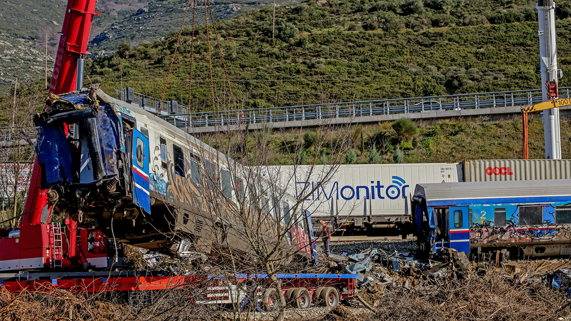 Σύγκρουση τρένων στα Τέμπη: Ποινική δίωξη κατά του επιθεωρητή και των δύο σταθμαρχών