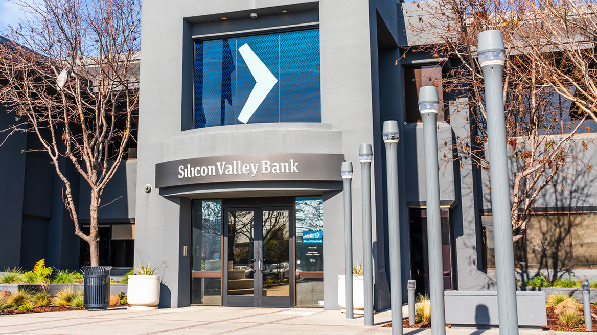 Πτώχευσαν Silicon Valley και Signature Bank: Δεν χάνουν τις αποταμιεύσεις τους οι καταθέτες