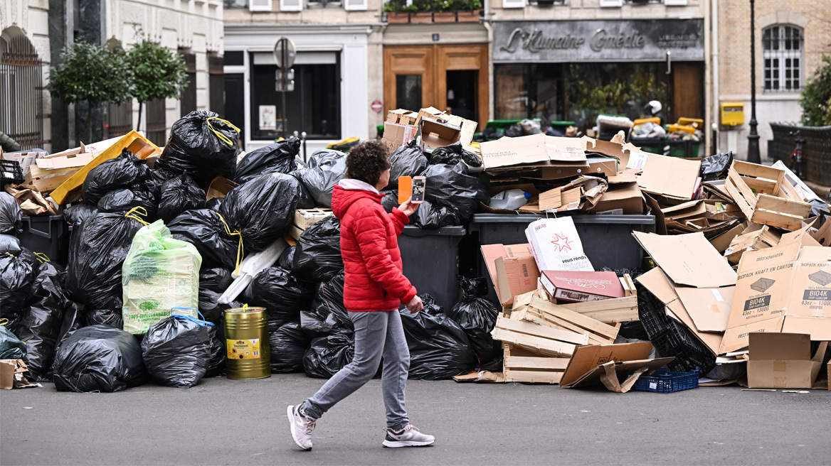 «Βουνό» τα σκουπίδια στο Παρίσι - «Είναι αηδιαστικό», λένε οι τουρίστες