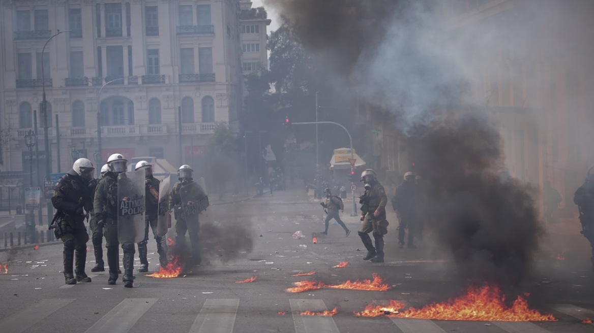 ΕΛ.ΑΣ: Τρεις συλλήψεις και 14 προσαγωγές από τις σημερινές πορείες στο κέντρο της Αθήνας