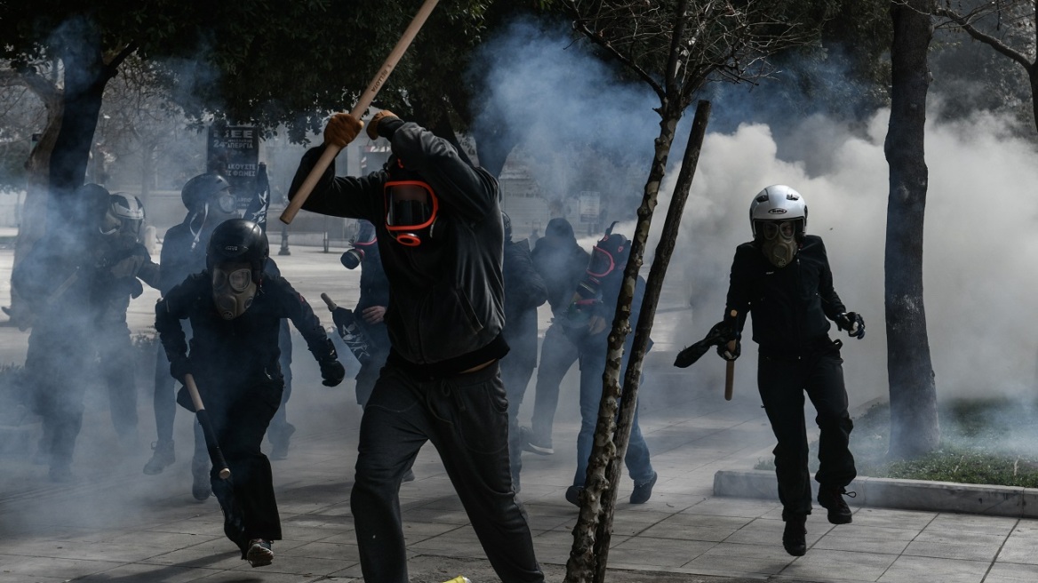 Κουκουλοφόροι έσπασαν το βουλευτικό όχημα της Γεροβασίλη και τραυμάτισαν τον αστυνομικό της - Δεν ήταν στο ΙΧ η βουλευτής