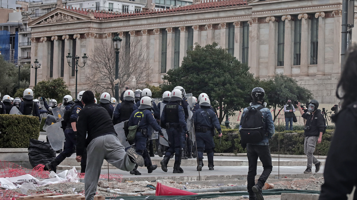 Βίντεο: Επεισόδια από κουκουλοφόρους στην Αθήνα - Πέταξαν μολότοφ, έσπασαν βιτρίνες