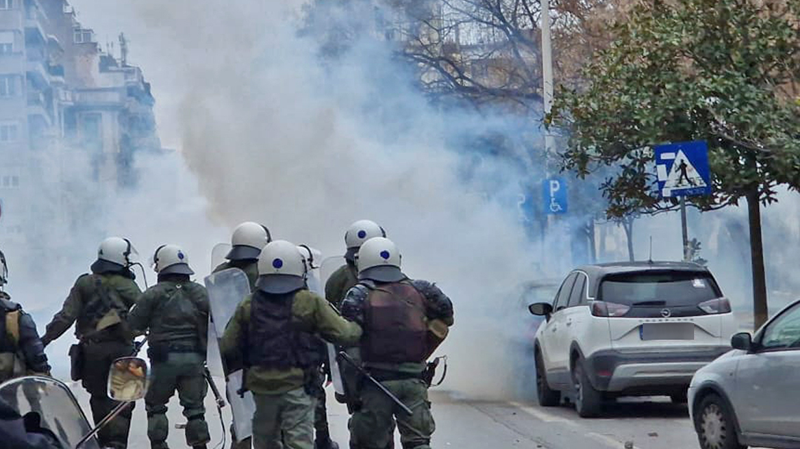 Θεσσαλονίκη: 15 συλλήψεις κουκουλοφόρων για τα επεισόδια μετά την πορεία για τα Τέμπη