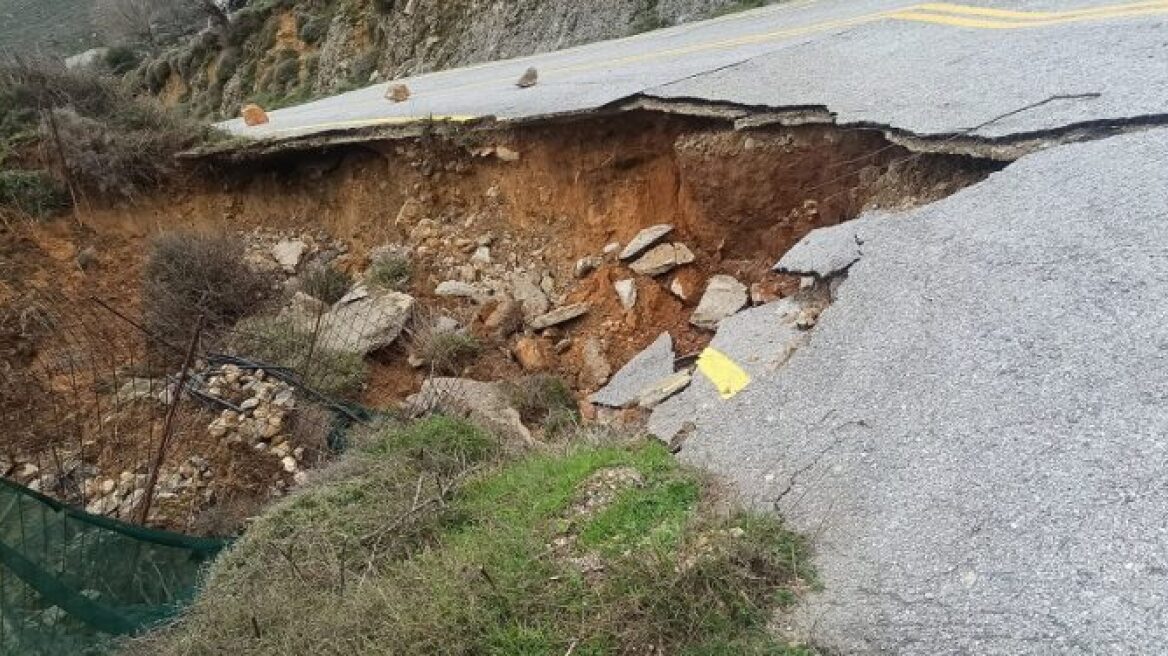 Φωτογραφίες: Υποχώρησε ο δρόμος σε χωριό της Κρήτης