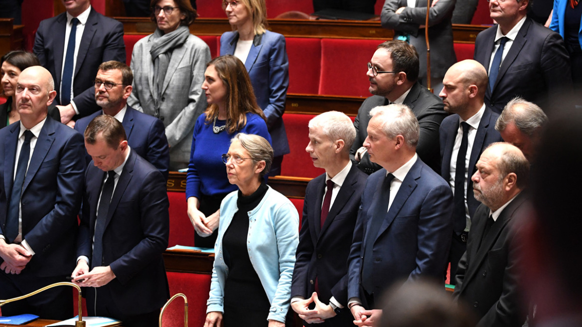 Γαλλία: Επιβίωσε η κυβέρνηση Μακρόν - Απορρίφθηκαν και οι δύο προτάσεις μομφής