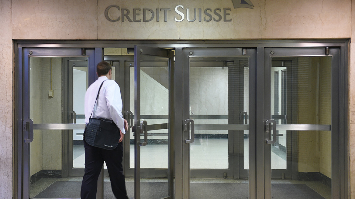 Credit Suisse: Η ελβετική κυβέρνηση κόβει τα μπόνους στα golden boys της