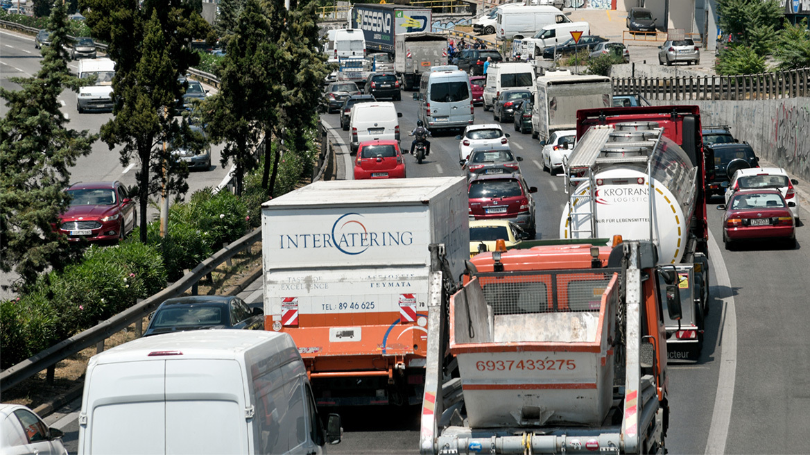 Κίνηση στους δρόμους: Καραμπόλα 4 ΙΧ στον Κηφισό, στη Λυκόβρυση - Τεράστιο μποτιλιάρισμα