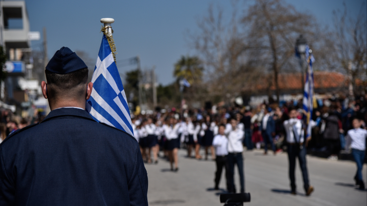 Καιρός: Παρέλαση με ηλιοφάνεια και ζέστη, επιδείνωση από τη Δευτέρα