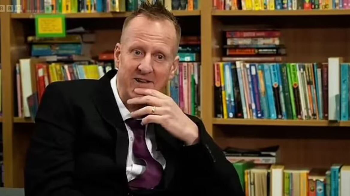 Σε δάκρυα χαράς ξέσπασαν μαθητές όταν επέστρεψε ο διευθυντής τους μετά την ανακοπή καρδιάς