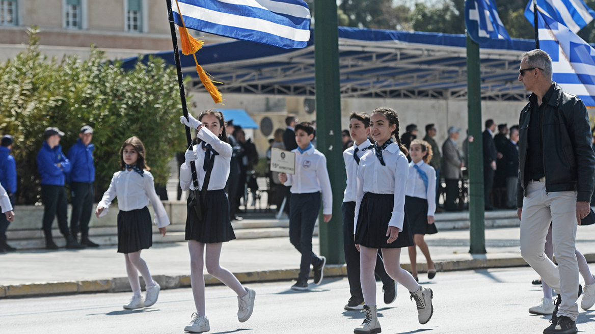 Μαθητική Παρέλαση 25ης Μαρτίου: Γέμισε νιάτα το κέντρο της Αθήνας - Δείτε βίντεο