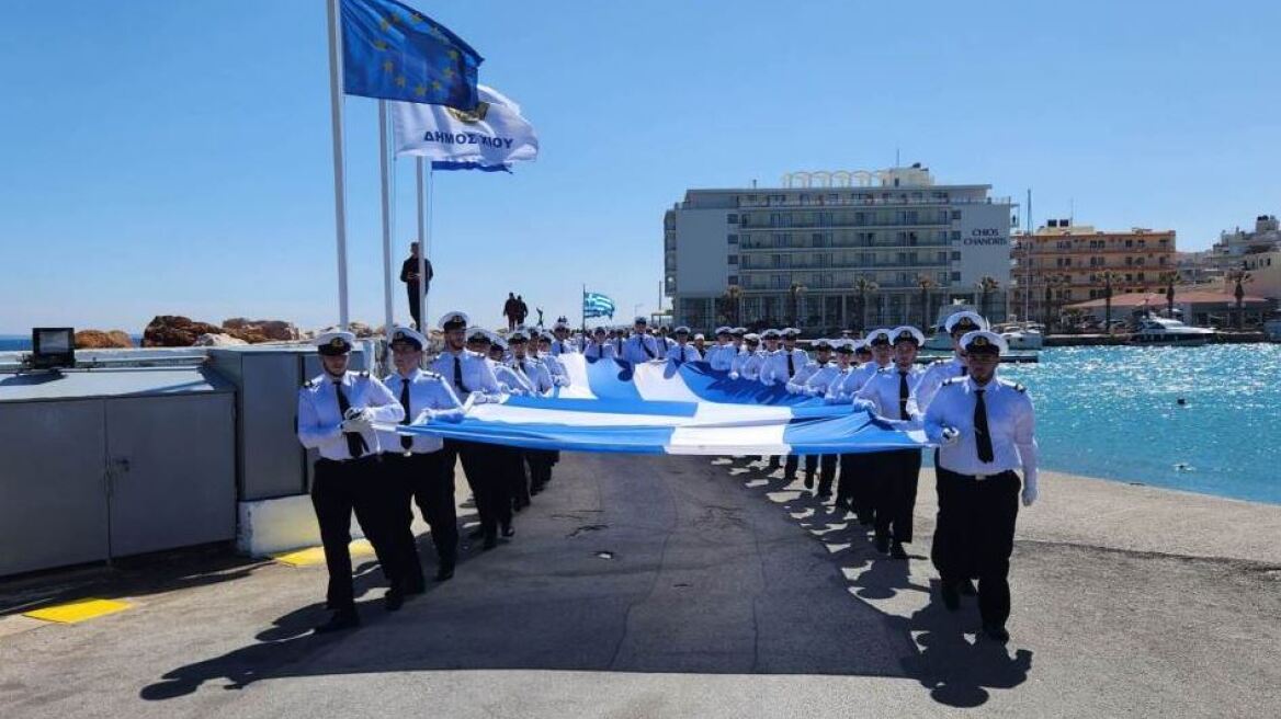 Χίος: Εντυπωσιακές εικόνες από την τεράστια ελληνική σημαία που υψώθηκε στο λιμάνι του νησιού