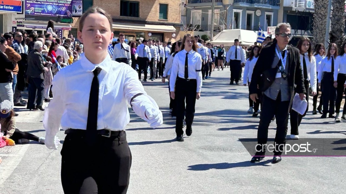 Ηράκλειο: Μαθητές παρέλασαν με μαύρη κορδέλα και περιβραχιόνια για τους νεκρούς στα Τέμπη